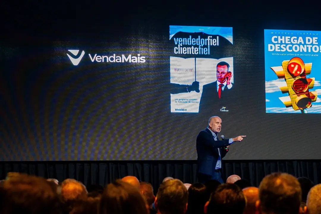 Marcelo Caetano em palco durante uma convenção comercial